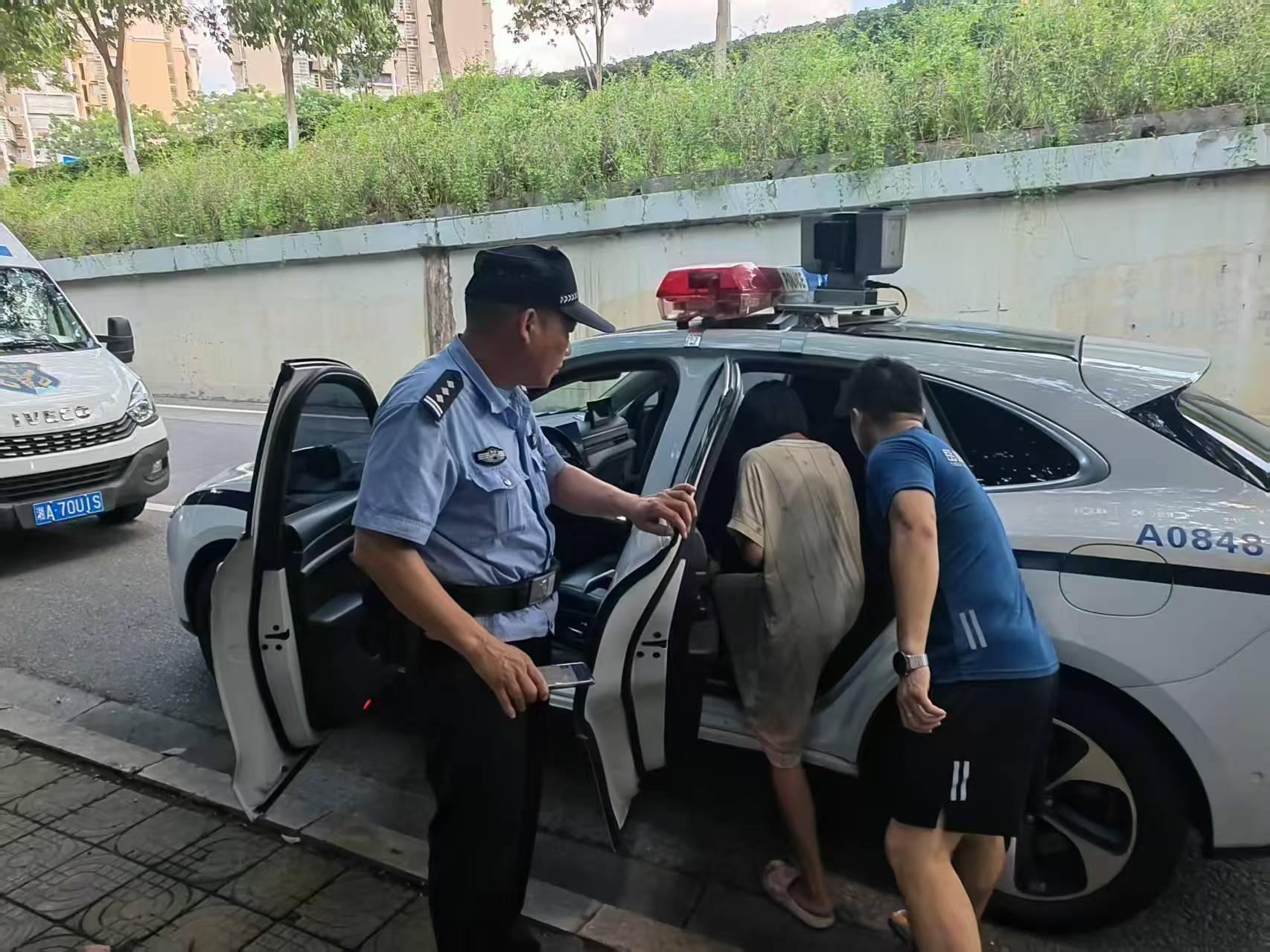 浑身脏兮兮借厕所还开冰箱门<strong></p>
<p>中国石油股票代码</strong>，年轻女孩未带手机称要去云南，长沙岳麓蓝天联合警方救助