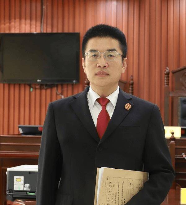 秦岭脚下二十年如一日健身晨跑的他<strong></p>
<p>中国石油股票代码</strong>，以自律、温度与力量滋养法治年轮