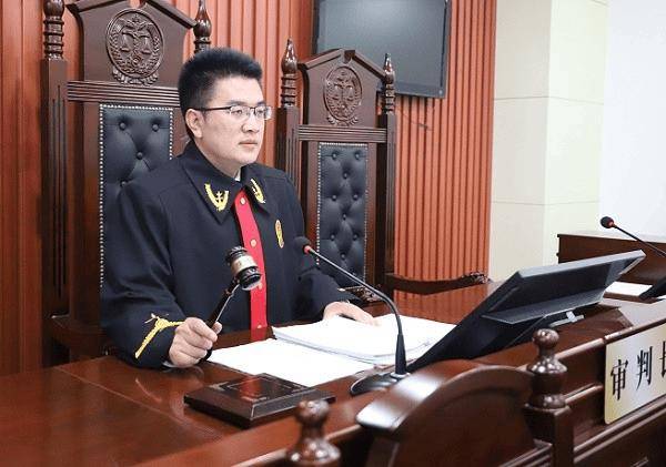 秦岭脚下二十年如一日健身晨跑的他<strong></p>
<p>中国石油股票代码</strong>，以自律、温度与力量滋养法治年轮
