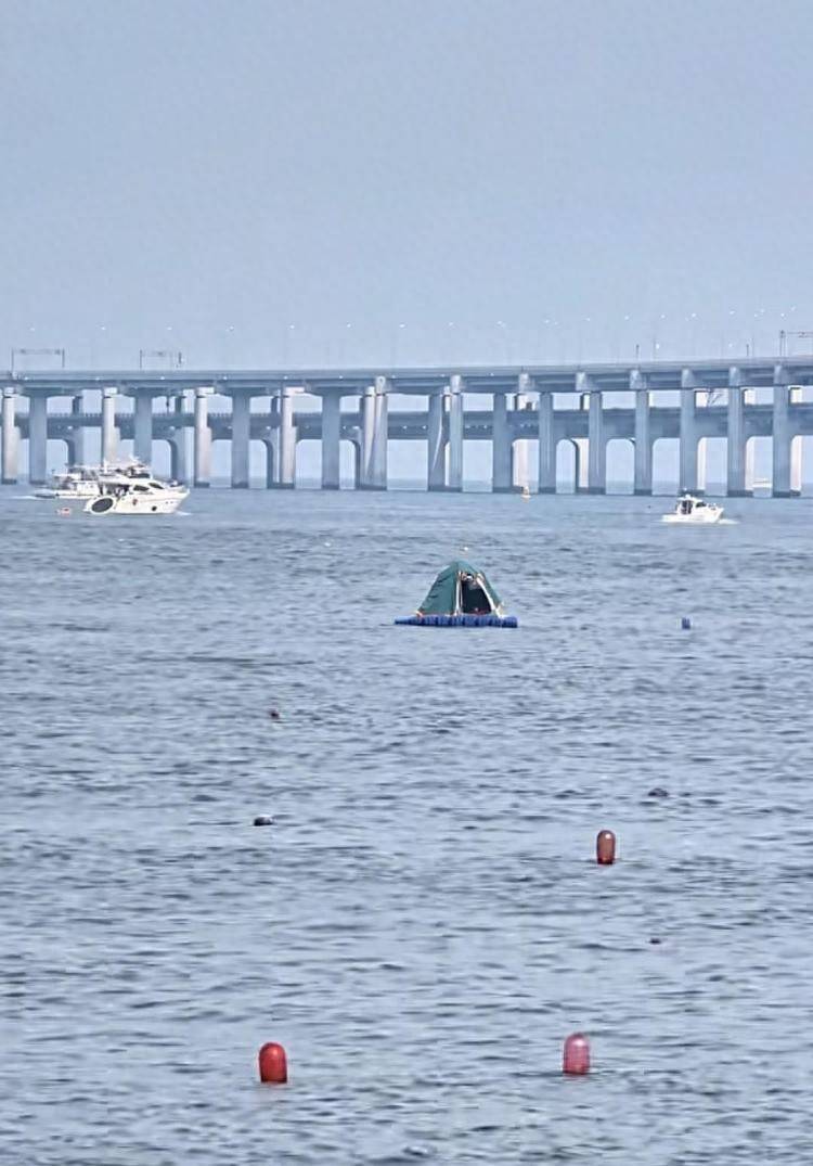 游客在海面搭建移动帐篷露营<strong></p>
<p>中国石油股票代码</strong>，大连海警：不违规，但需注意安全