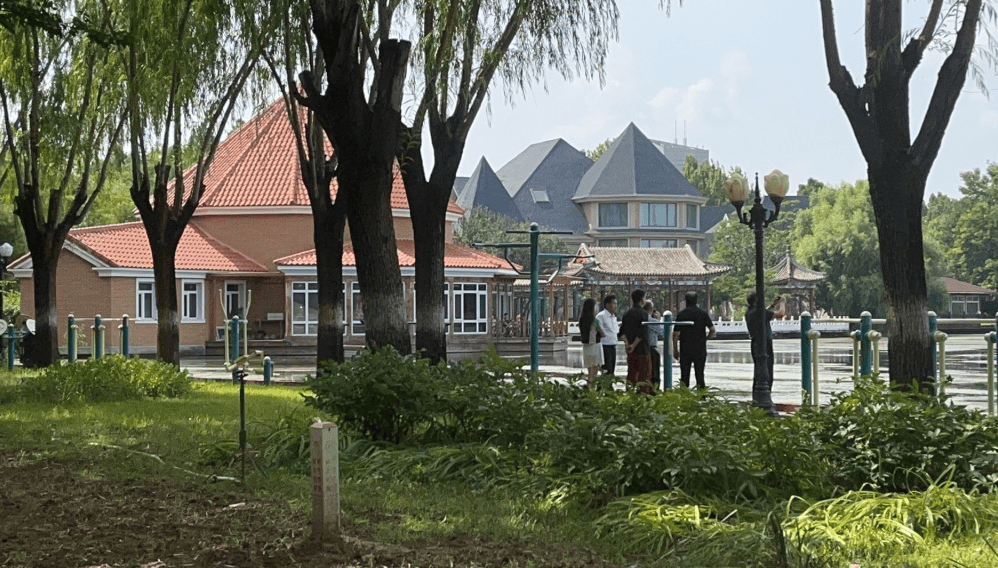 友人称范曾去年结婚后对徐萌承诺买新房<strong></p>
<p>创兴资源股票</strong>，7月中旬已乔迁新居，10多天前见面时状态良好，未失联