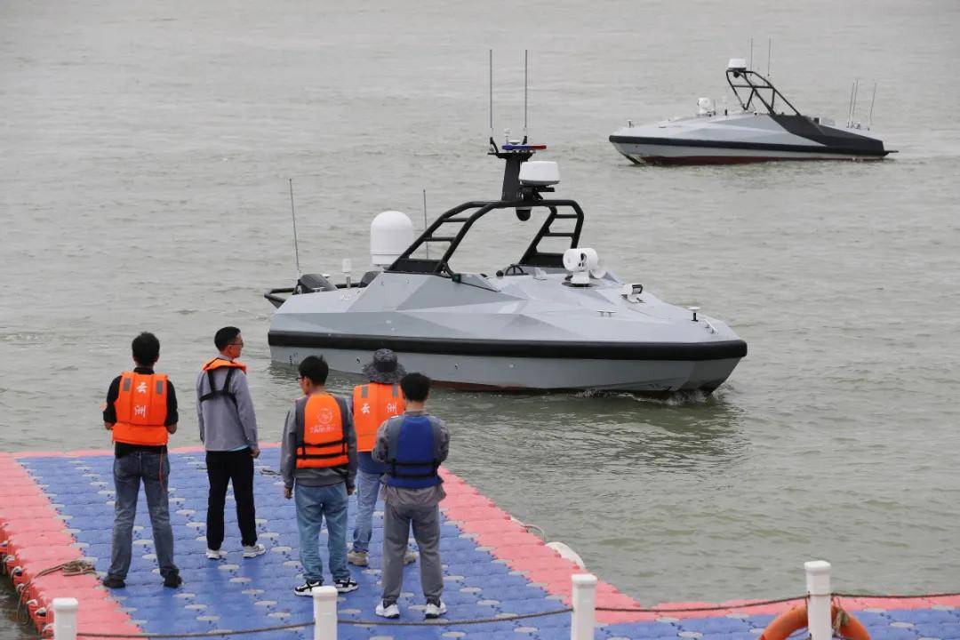 美媒爆料：055大驱“南昌”舰遭到美国无人艇跟踪监视<strong></p>
<p>000858股票</strong>！