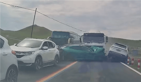 水泥罐车疑失控连撞对向多车<strong></p>
<p>000858股票</strong>,小米YU7被正面撞击受损严重,车主拍下现场:小米保了我的命