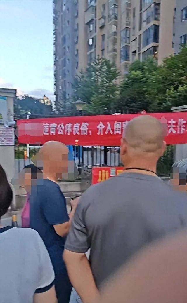 原配拉横幅送锦旗<strong></p>
<p>000596股票</strong>，上门感谢闺蜜“照顾老公” ？当地纪委回应
