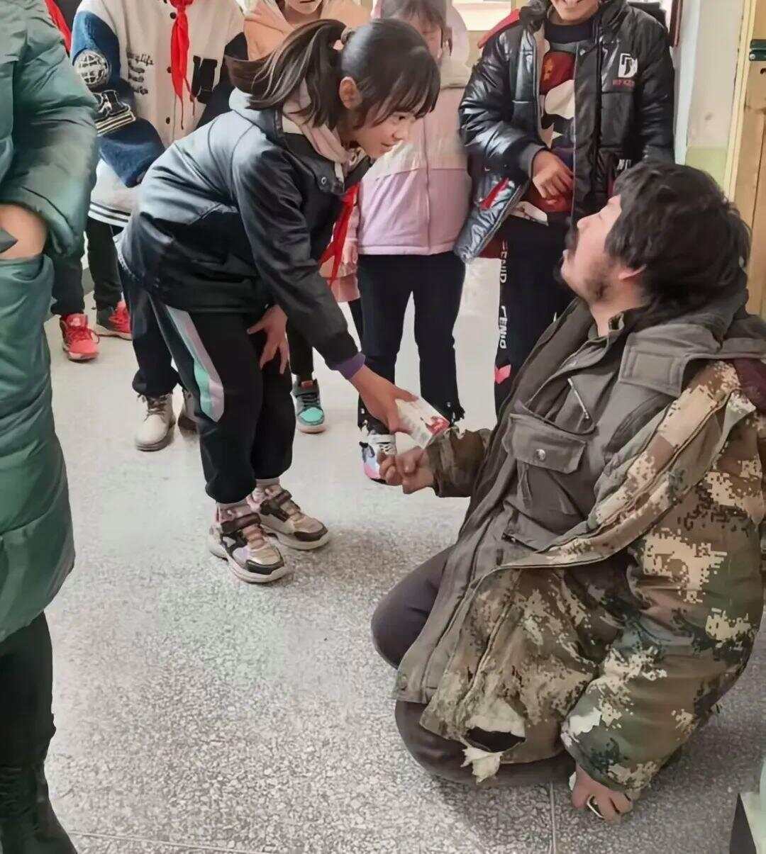 遗憾！受拾荒者资助感动全网女孩意外去世<strong></p>
<p>002330股票</strong>，此前两人相见泪流满面感动全网