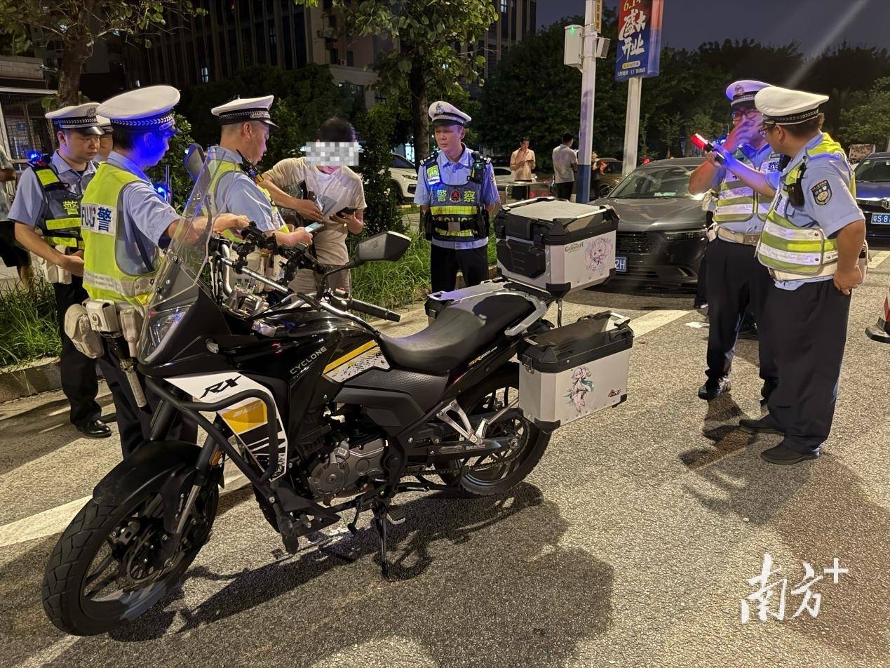 逢车必查<strong></p>
<p>上海电影股票</strong>！东莞交警严查交通违法行为