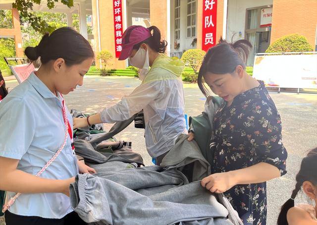 这所学校校服免费领<strong></p>
<p>璞泰来股票</strong>！网友：建议全国推广