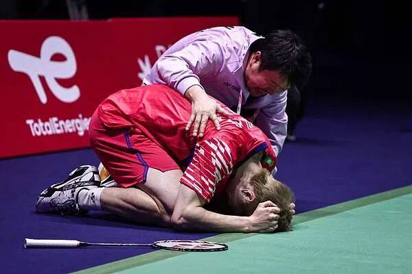 祝贺！石宇奇2比1逆转昆拉武特<strong></p>
<p>股票下跌</strong>，获得羽毛球世锦赛男单冠军！