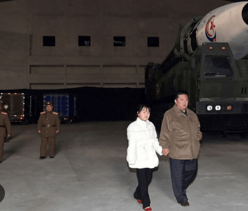 金正恩女儿首登国际舞台<strong></p>
<p>最便宜的股票</strong>，引爆接班传闻！英国首相被架空，工党内斗成全武行…