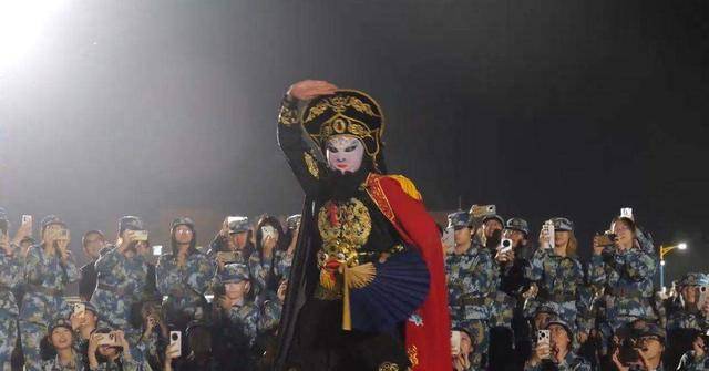 兰州大学军训期间大一女生表演川剧吐火<strong></p>
<p>股票名词解释</strong>，校方：学生来自东北，因个人爱好自学