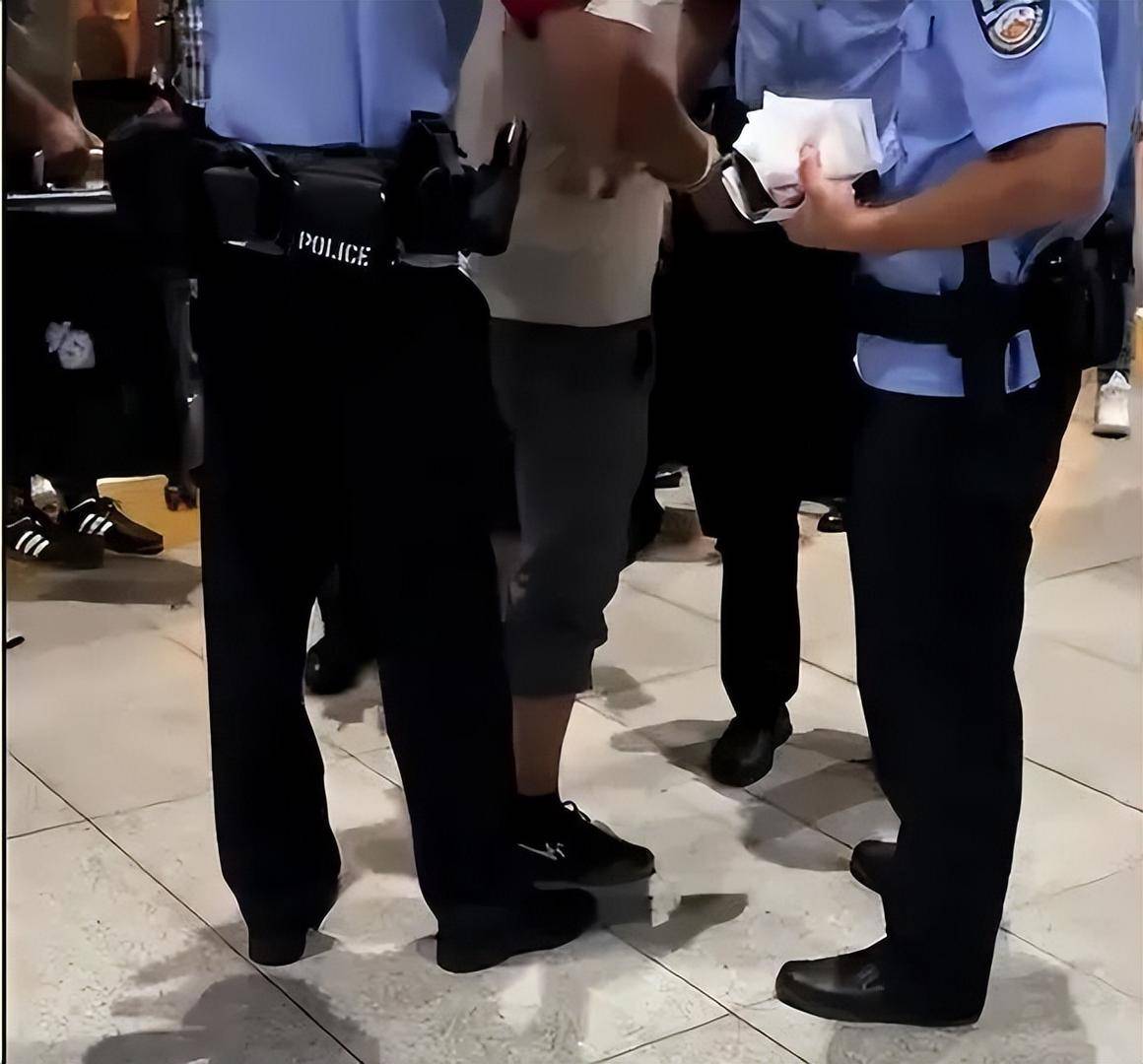 男子在高铁车厢内抽烟<strong></p>
<p>兰州黄河股票</strong>，遭举报被民警戴铐带走，12306：高铁上吸烟违法，严重将导致列车停驶