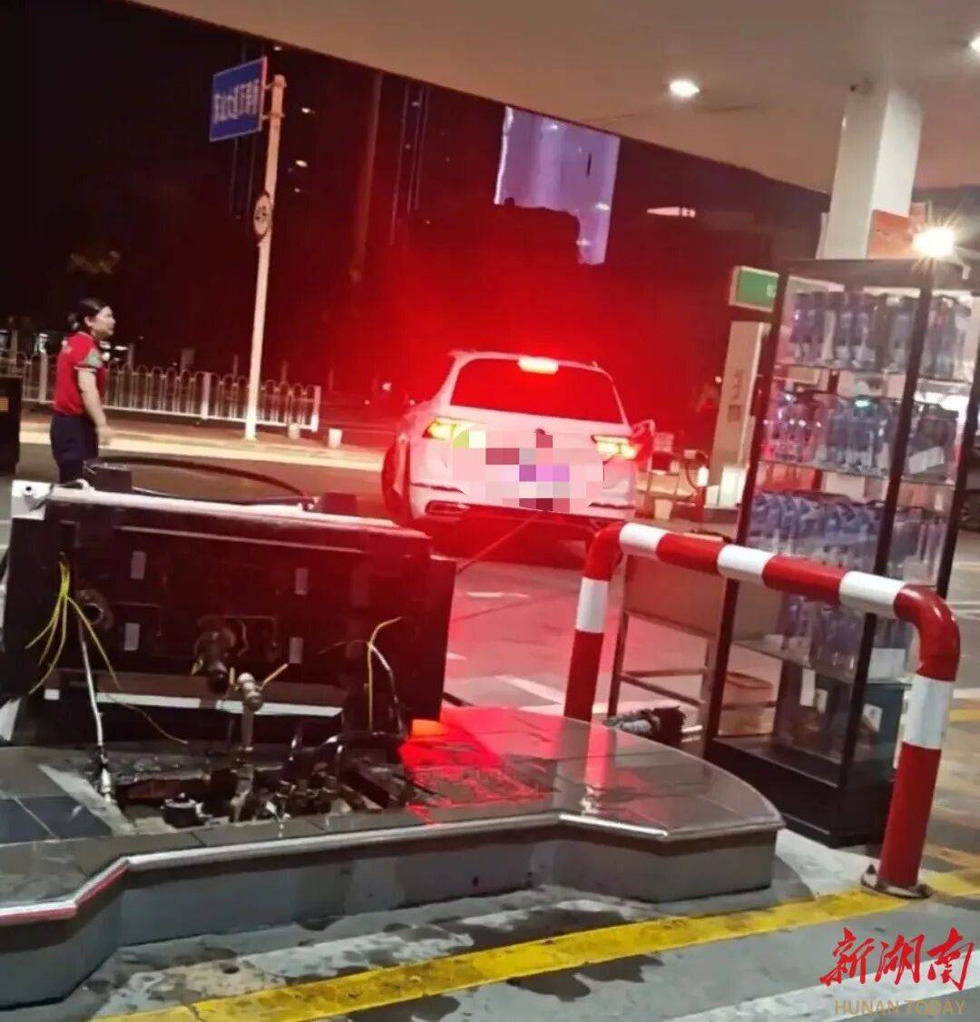 湖北一车主加完油忘拔加油枪开车就走<strong></p>
<p>金城医药股票</strong>，直接拽倒加油机，工作人员：幸好加油机的切断阀自动紧急关闭