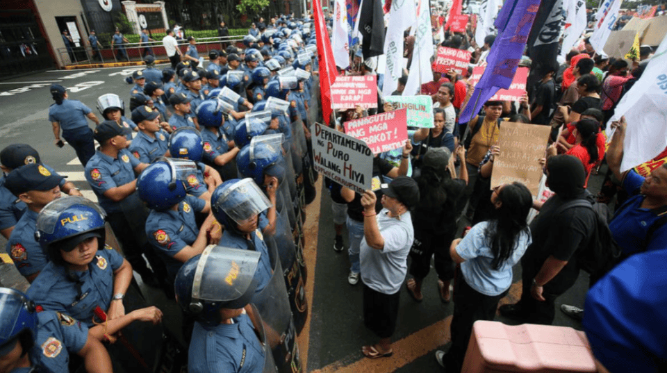 菲国内爆发动乱<strong></p>
<p>金城医药股票</strong>，民众抗议马科斯，军警出面镇压