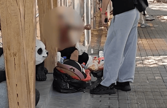 恶心！上海知名景区门口有人卖不明饮料<strong></p>
<p>金城医药股票</strong>，不少游客中招，城管部门已介入调查