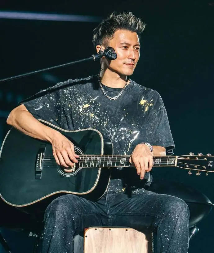 锋菲好甜<strong></p>
<p>海峡股份股票</strong>！谢霆锋吉他图案被扒出是王菲的纹身