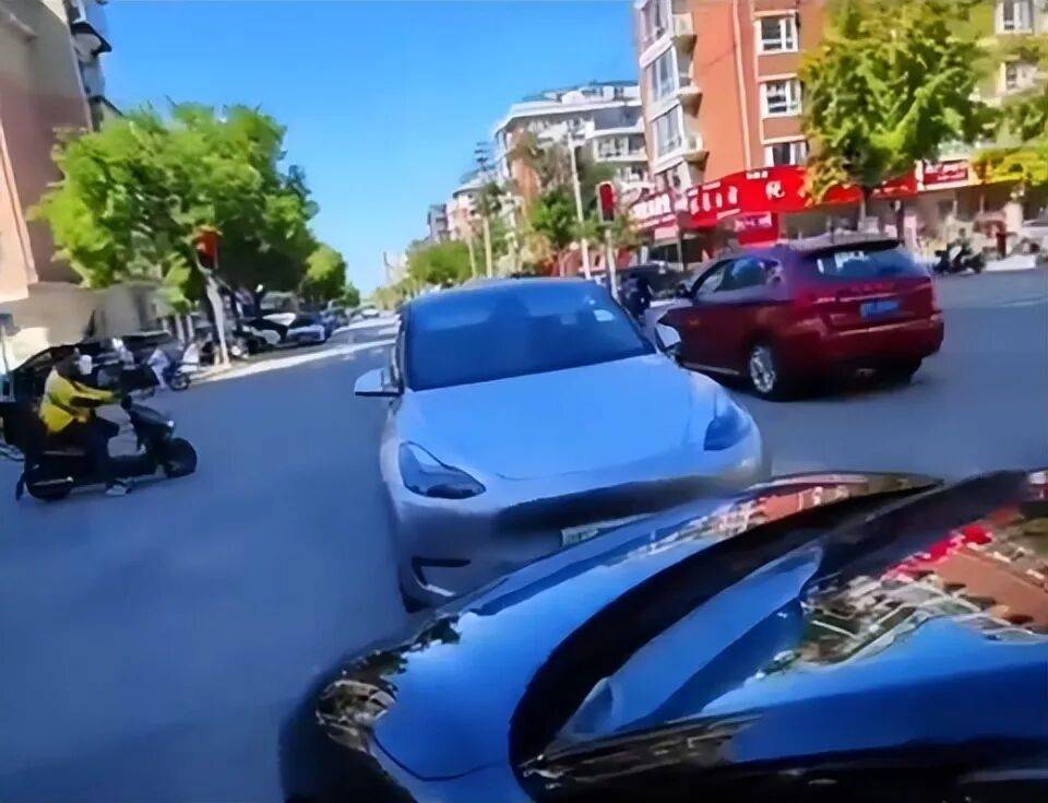 十字路口两车“顶牛”引发拥堵<strong></p>
<p>龙星化工股票</strong>，其中一司机自称公安！丹东公安回应→