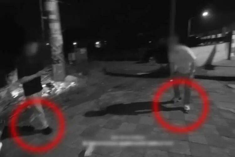 衣服都换了<strong></p>
<p>深南电股票</strong>,却忘了换鞋子!上海警方:王某已被采取刑事强制措施