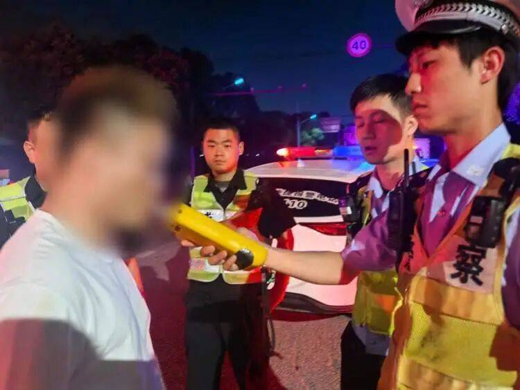 衣服都换了<strong></p>
<p>深南电股票</strong>,却忘了换鞋子!上海警方:王某已被采取刑事强制措施