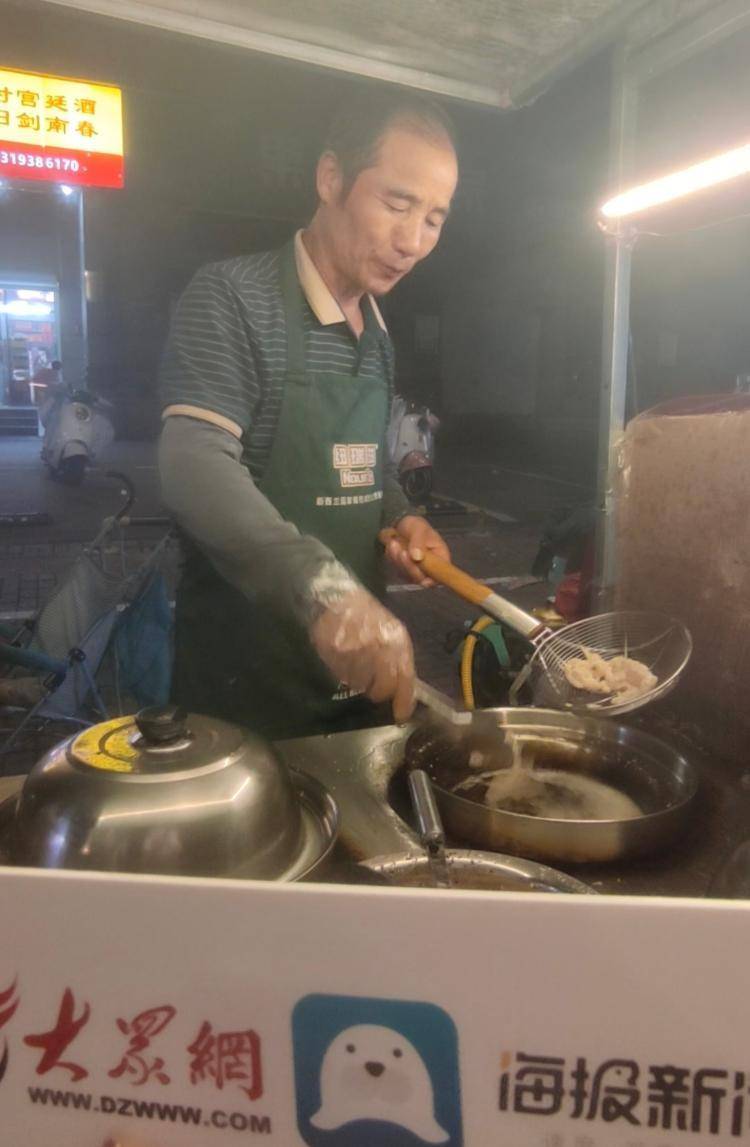 揭秘“鸡排哥”和“鸡排家族”:没火前他免费教亲戚炸鸡摆摊<strong></p>
<p>深高速股票</strong>,走红后亲戚都来帮忙打下手