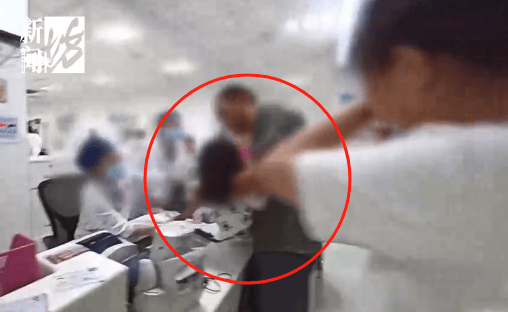 事发上海晚高峰!汹涌车流中<strong></p>
<p>宝钛股份股票</strong>,一男子绝望跳车,直奔民警而去……