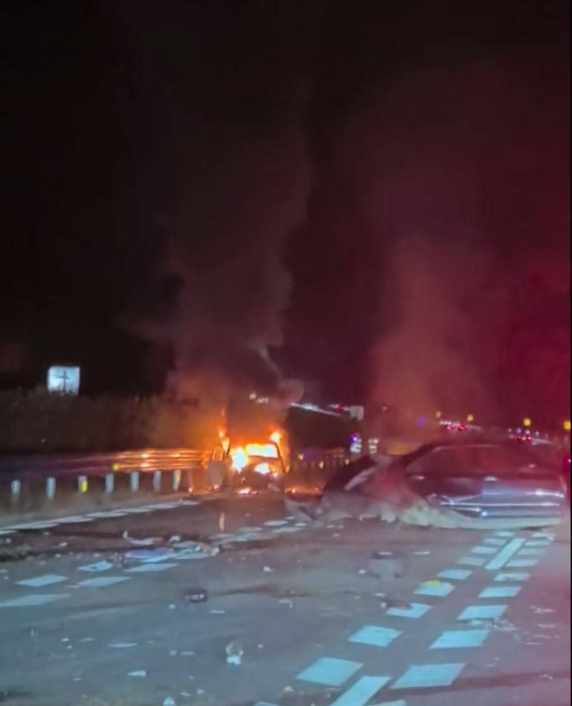 玉林多车连撞起火致2死3伤<strong></p>
<p>通源石油股票</strong>,亲属:堂哥一家去旅游出事,两名女儿遇难,堂嫂烧伤严重