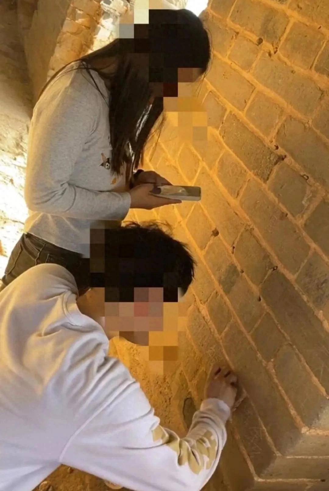 一对情侣在司马台长城刻划<strong></p>
<p>通源石油股票</strong>,警方回应:已介入调查