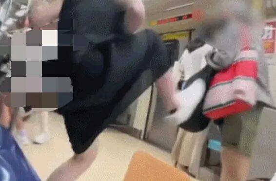 73岁老太地铁逼年轻人让座<strong></p>
<p>通源石油股票</strong>,被一脚踹飞!次日在超市闹事被捕,一查竟是通缉犯!