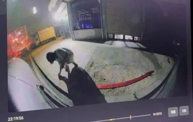 刚提的新车停路边被人放鞭炮崩损千余元<strong></p>
<p>理邦仪器股票</strong>,车主:因拒绝当晚挪车,20分钟后听到鞭炮声,对方还态度豪横