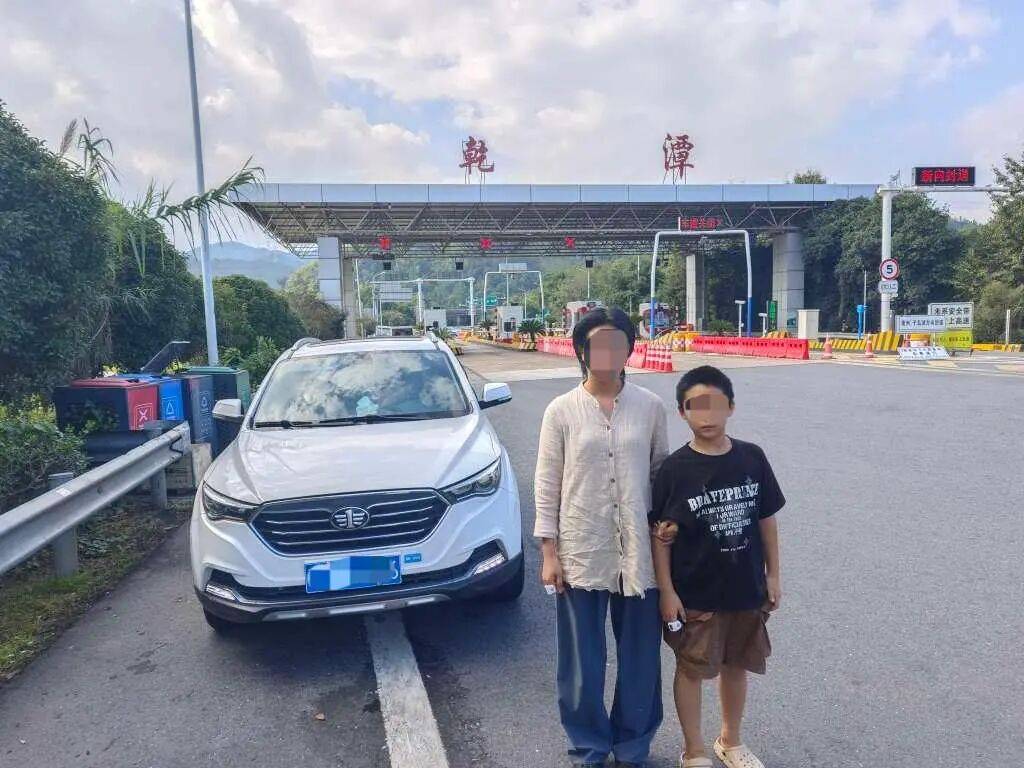 小男孩独自在高速上奔跑<strong></p>
<p>理邦仪器股票</strong>,过往车辆纷避让,家长下车方便时娃丢了