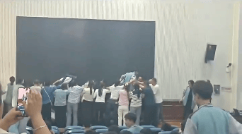 家长跪地被学生轮流踩踏<strong></p>
<p>罗平锌电股票</strong>,校方凌晨道歉