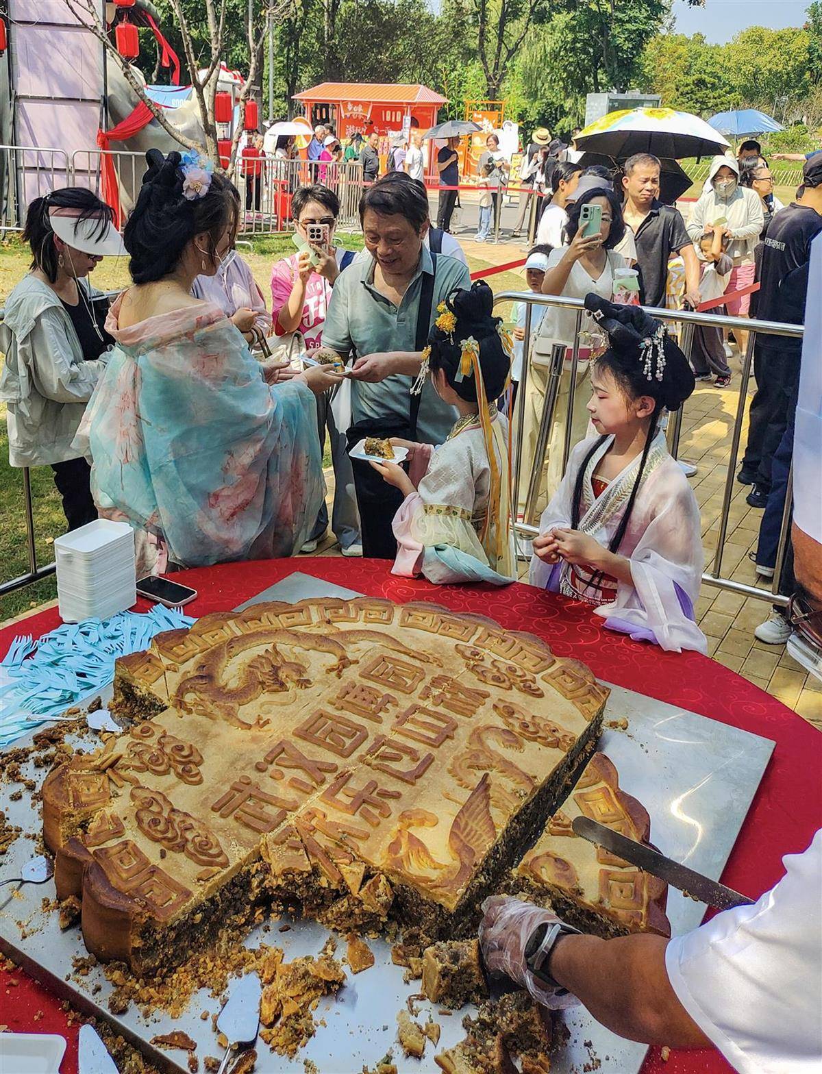 重388斤<strong></p>
<p>罗平锌电股票</strong>!500人排队挑战超级大月饼