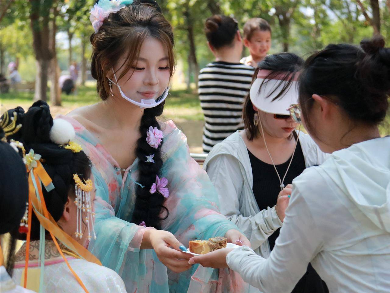 重388斤<strong></p>
<p>罗平锌电股票</strong>!500人排队挑战超级大月饼