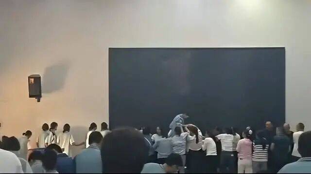 家长们跪成一排<strong></p>
<p>罗平锌电股票</strong>,学生蒙眼从背上踩过?教育局回应河南一中学举办活动引热议:正调查处理