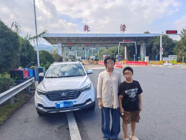 离谱!妈妈让儿子高速下车路边方便<strong></p>
<p>罗平锌电股票</strong>,解决完后跟随车流跑回来找她
