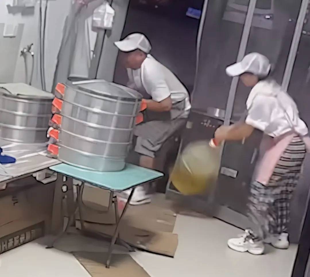 妻子抄起20斤油桶砸老公<strong></p>
<p>罗平锌电股票</strong>,“晚10秒,后果不堪设想……”