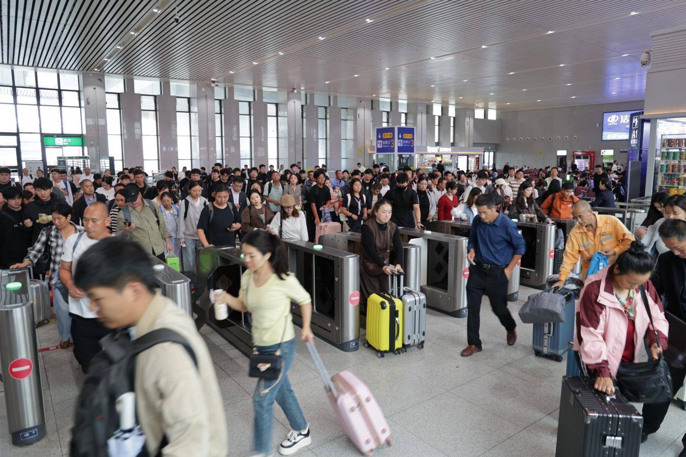返程客流攀升<strong></p>
<p>罗平锌电股票</strong>,国铁集团郑州局计划加开高铁109列