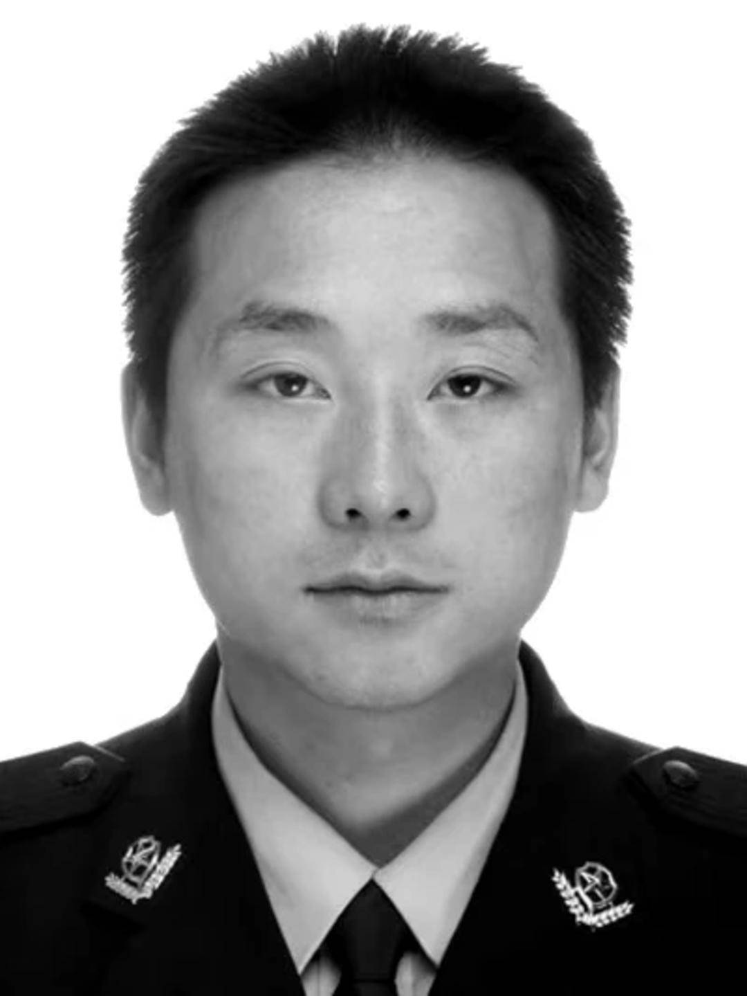 含泪送别!四川屏山县公安局副局长李虎办案途中坠江牺牲:“怕个啥<strong></p>
<p>罗平锌电股票</strong>,干就是!”是他的口头禅