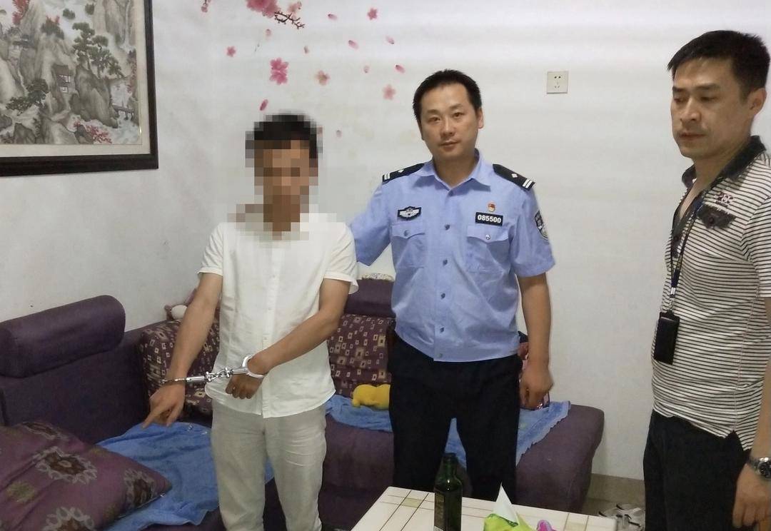 含泪送别!四川屏山县公安局副局长李虎办案途中坠江牺牲:“怕个啥<strong></p>
<p>罗平锌电股票</strong>,干就是!”是他的口头禅