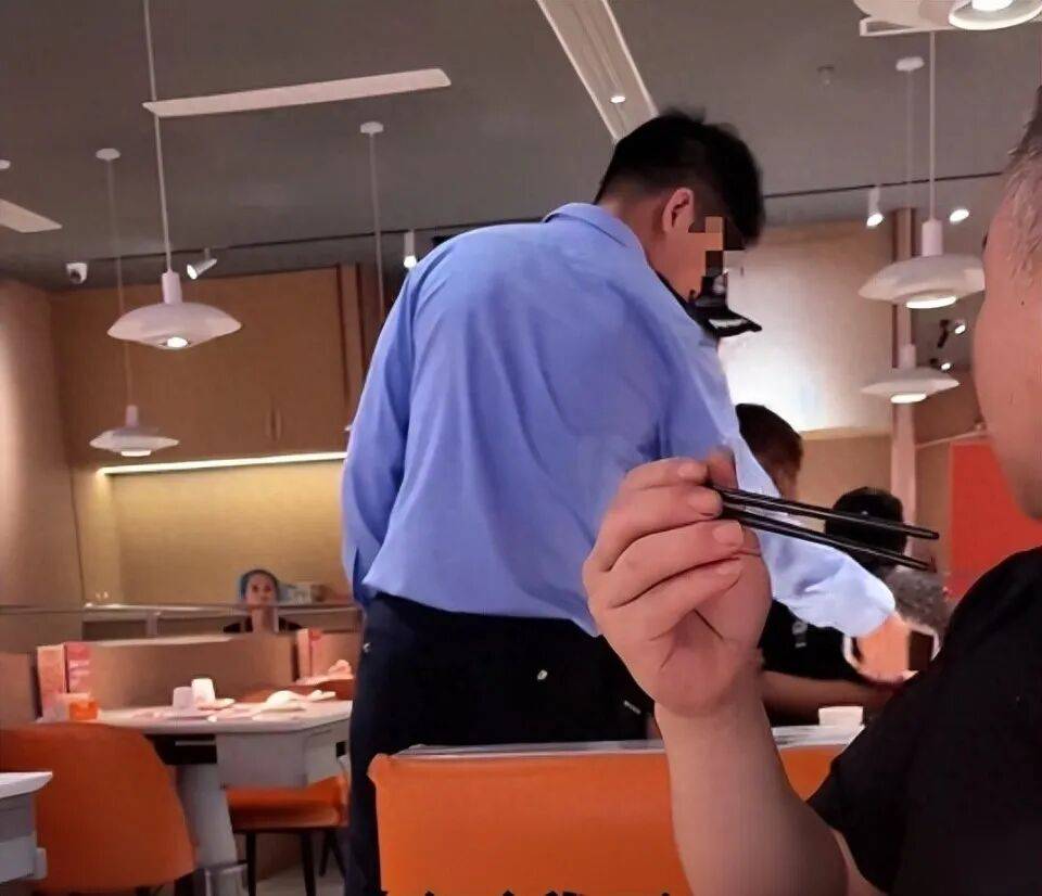 小伙和女友餐厅吃饭<strong></p>
<p>国旅联合股票</strong>,被民警赶来戴铐带走;警方回应:其女友与一离家女孩“撞脸”,错抓已道歉