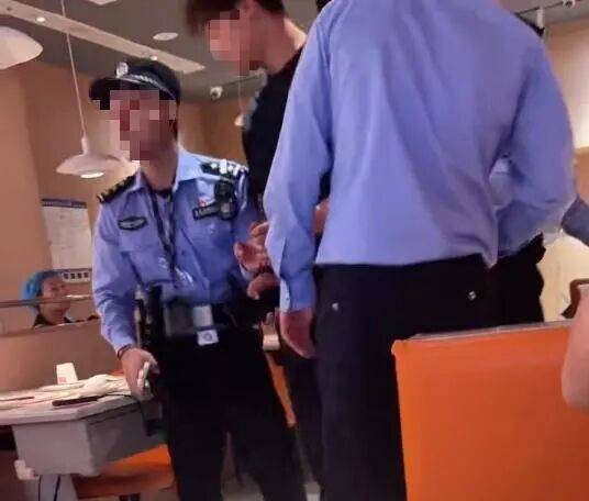 小伙和女友餐厅吃饭<strong></p>
<p>国旅联合股票</strong>,被民警赶来戴铐带走;警方回应:其女友与一离家女孩“撞脸”,错抓已道歉