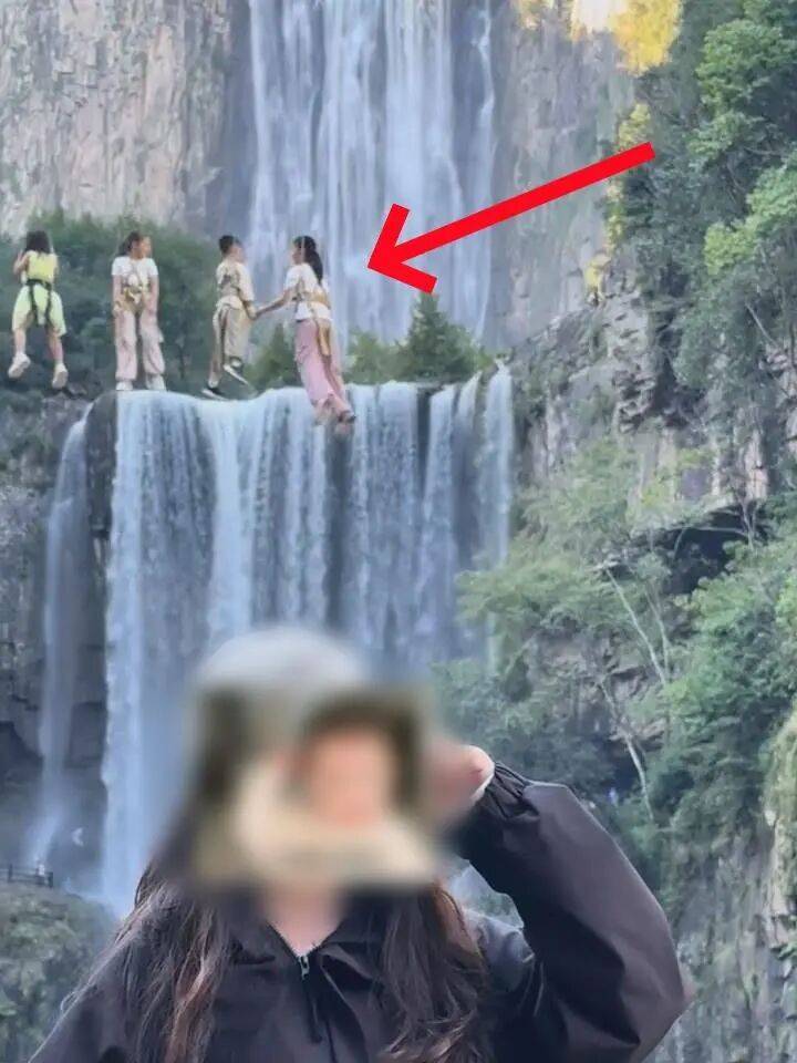 女生瀑布前拍视频<strong></p>
<p>国旅联合股票</strong>,空中突然飘来一排人