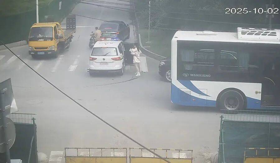 “我肯定要闯红灯的!”事发上海街头<strong></p>
<p>国旅联合股票</strong>,民警紧急上报……