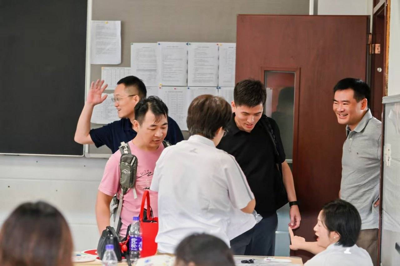 那个让老师骄傲的“调皮”班级!30年同学聚会<strong></p>
<p>国旅联合股票</strong>,还伴有一封来自贵州的感谢信