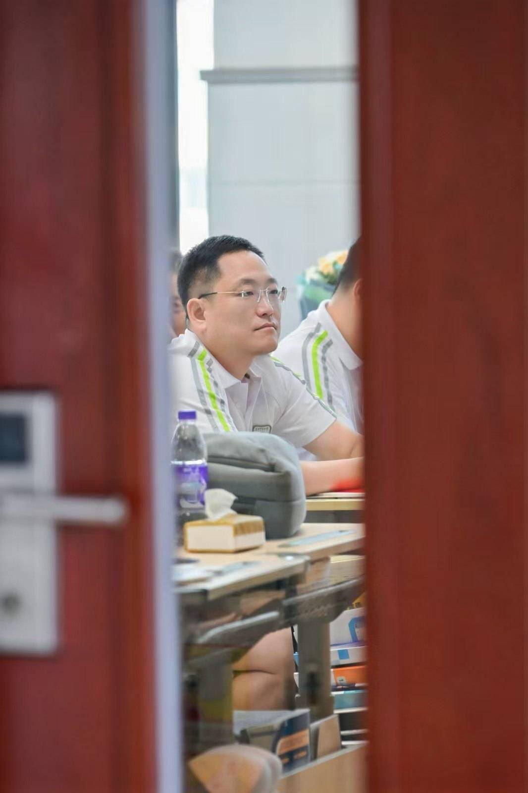 那个让老师骄傲的“调皮”班级!30年同学聚会<strong></p>
<p>国旅联合股票</strong>,还伴有一封来自贵州的感谢信