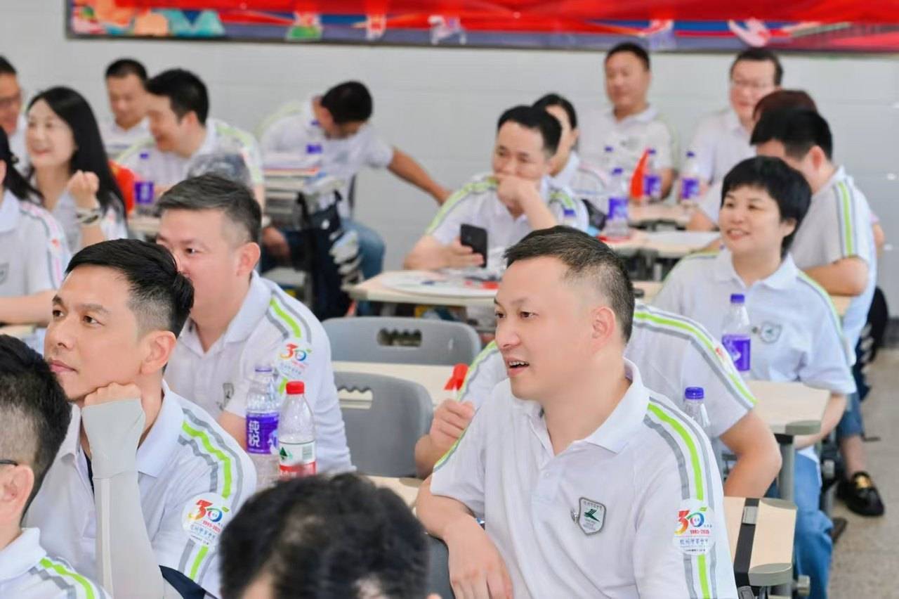 那个让老师骄傲的“调皮”班级!30年同学聚会<strong></p>
<p>国旅联合股票</strong>,还伴有一封来自贵州的感谢信