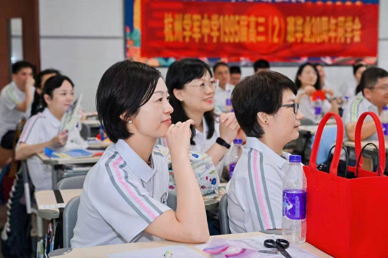 那个让老师骄傲的“调皮”班级!30年同学聚会<strong></p>
<p>国旅联合股票</strong>,还伴有一封来自贵州的感谢信