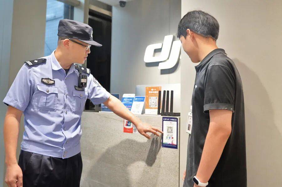 突然群发<strong></p>
<p>金运激光股票</strong>!大批上海市民收到警方短信!全市爆火网红已被锁定...有爸爸因孩子违规被罚款