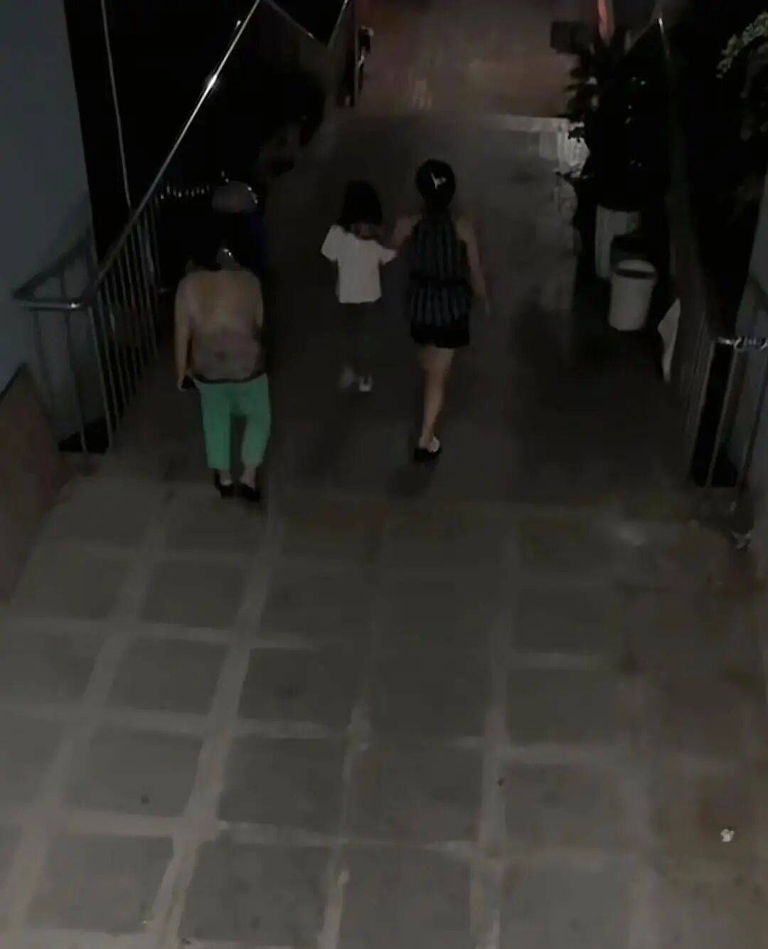 7岁女孩中秋节到同学家玩<strong></p>
<p>鲁信创投股票</strong>,2天无人来接,警察上门发现,其单亲父亲已在家中离世……