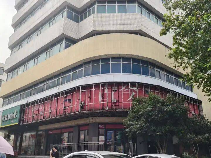 太突然!开了10多年的老店也宣布关闭<strong></p>
<p>农业银行股票代码</strong>,曾火到要排队的知名品牌,如今怎么了?