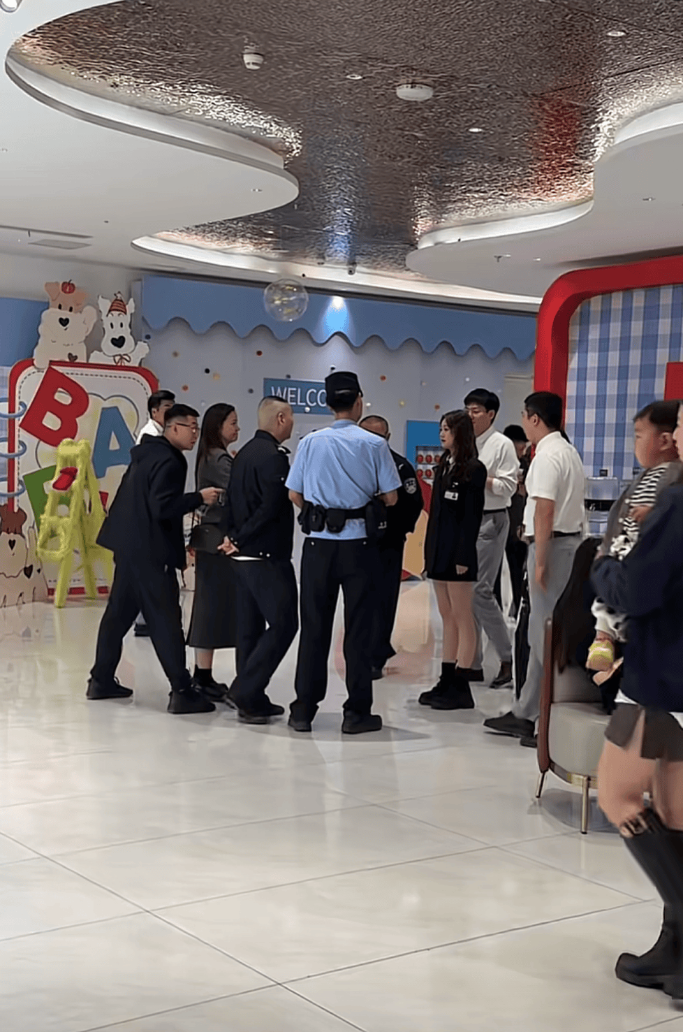 被网友莫名辱骂“上赶着当后妈”<strong></p>
<p>杭齿前进股票</strong>,江苏女子一年后“闯”对方婚礼要求道歉?当事人发声